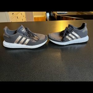 Adidas girls swift run size 4.5 grey rose gold